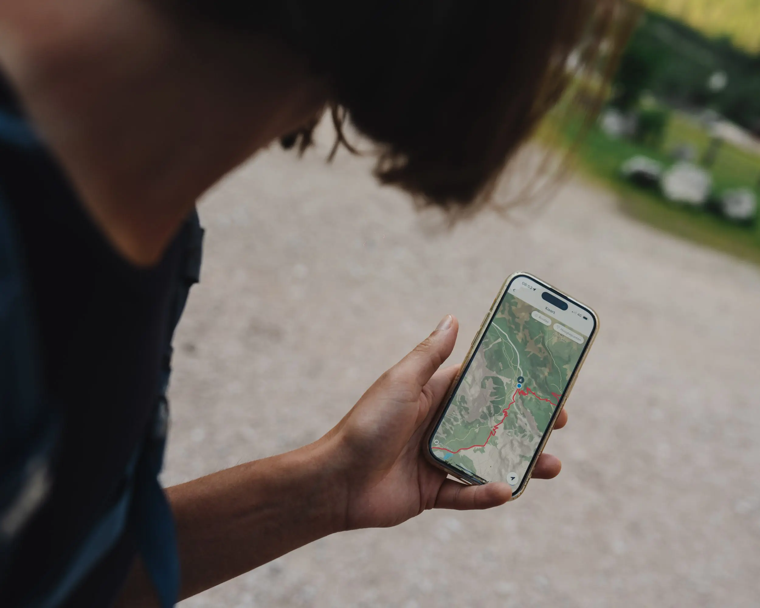 Persoon bekijkt de route op app