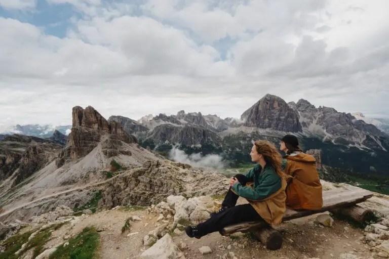 twee personen rusten bij viewpoint in de dolomieten