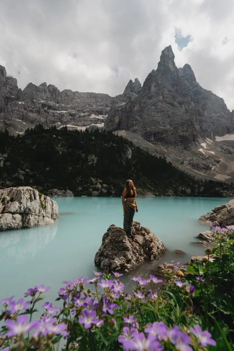 Vrouw poseert aan Lago di Sorapis
