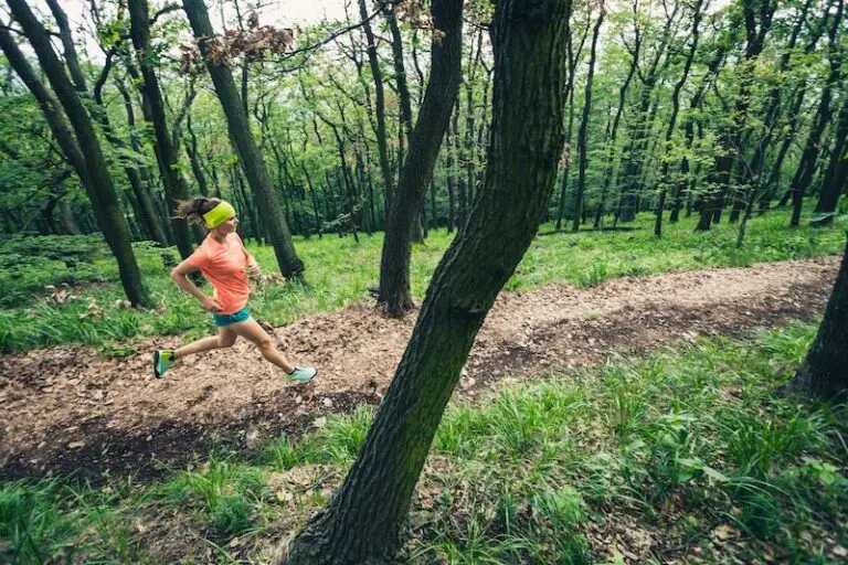 Vrouw loopt op bospad - trailrunning