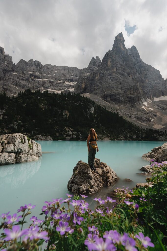 Vrouw poseert aan Lago di Sorapis