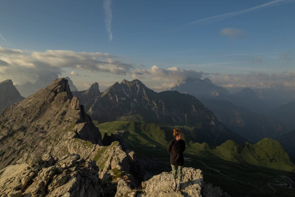 Persoon poseert in de Dolomieten voor viewpoint